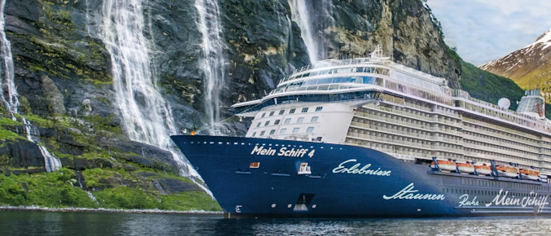 Fartygsbild på Mein Schiff 4 med berg i bakgrunden