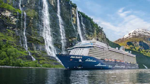 Fartygsbild på Mein Schiff 4 med berg i bakgrunden