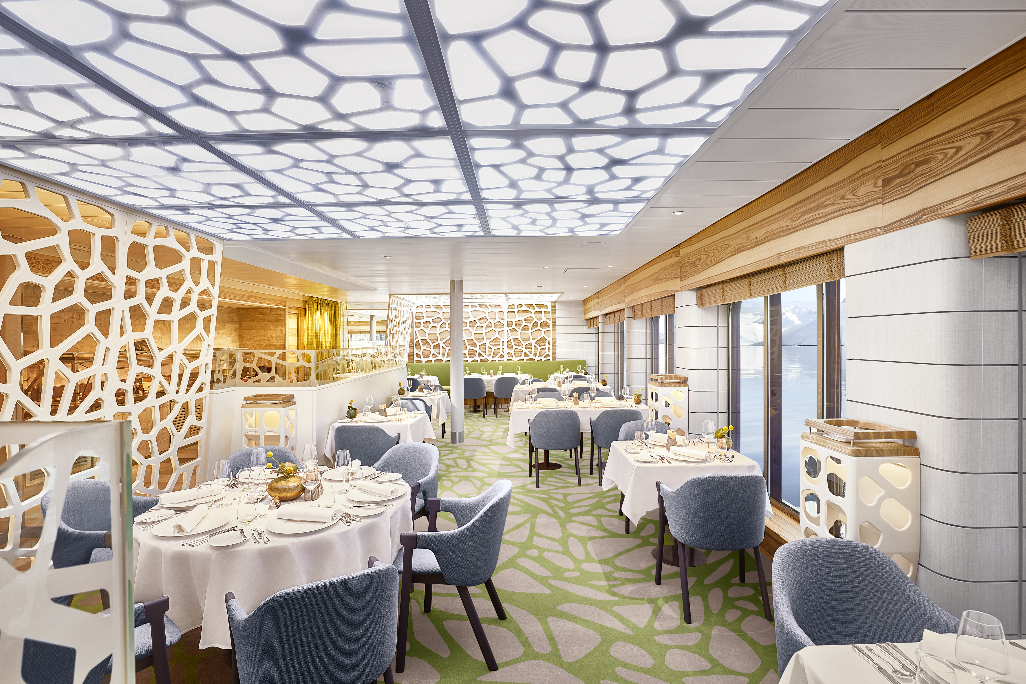 Bilden visar huvudrestaurangen Hanseatic Restaurant på Hapag-Lloyds expeditionsfartyg.