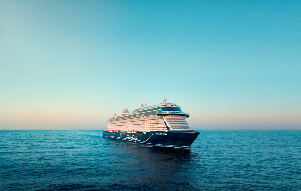 Fartyget Mein Schiff Relax på öppet hav