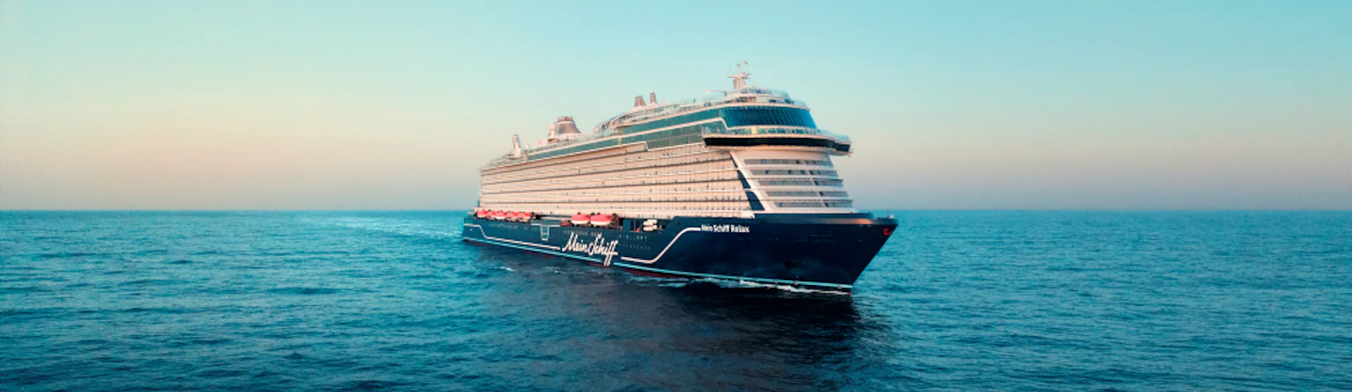 Fartyget Mein Schiff Relax på öppet hav