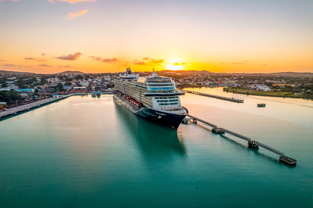 Mein Schiff 1 vid hamn i solnedgång