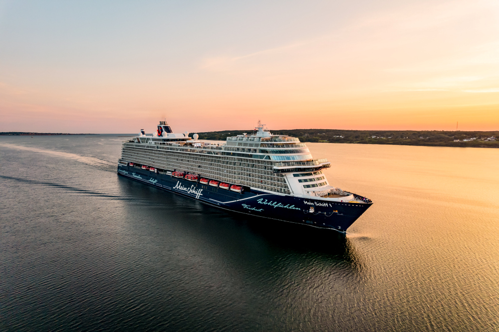 Fartyget Mein Schiff ute på havet i solnedgång