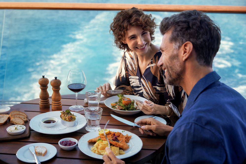 Ett par som äter mat utomhus, ombord på Mein Schiff