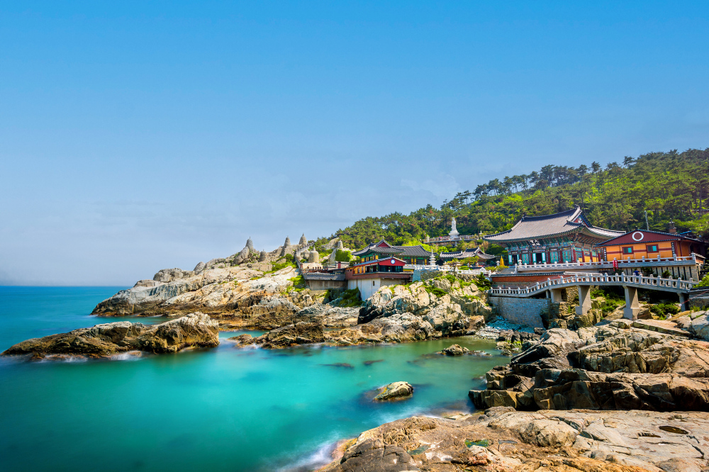 Bild på Busan, hus i bergen vid turkost vatten