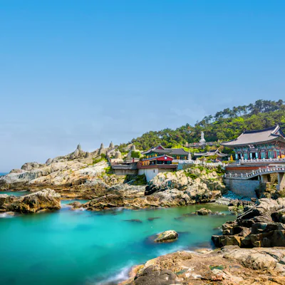 Bild på Busan, hus i bergen vid turkost vatten