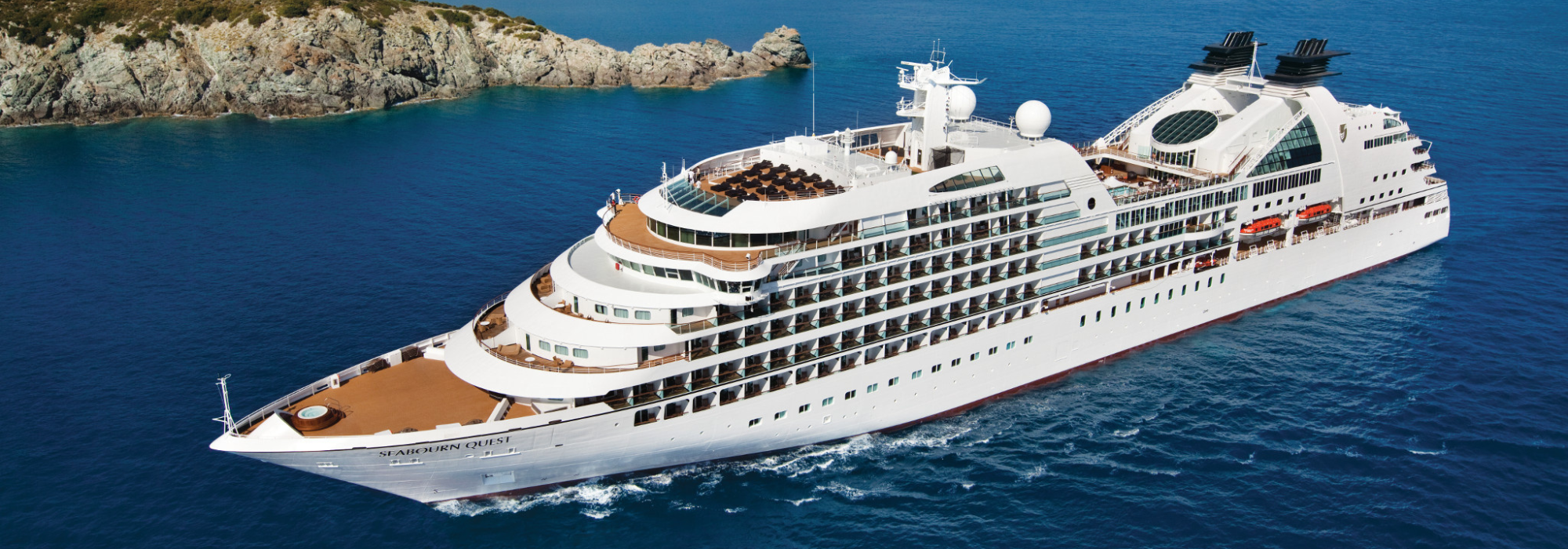 Bilden visar ett fartyg från Seabourn som kryssar