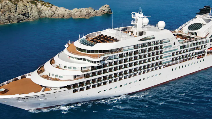 Bilden visar ett fartyg från Seabourn som kryssar