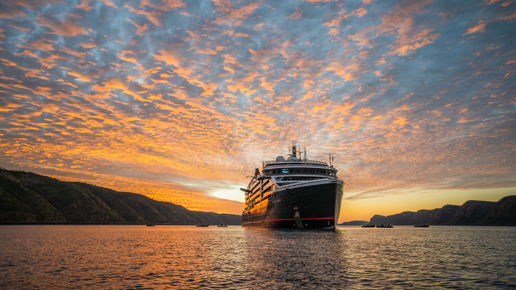 Bilden visar ett fartyg från Seabourn som kryssar i Kimberley 