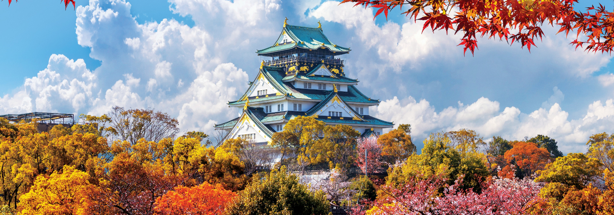 Bilden visar ett tempelslott i Osaka, Japan under hösten 