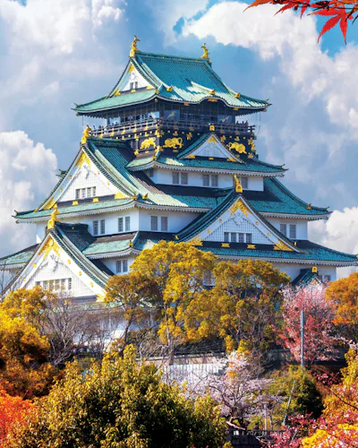 Bilden visar ett tempelslott i Osaka, Japan under hösten