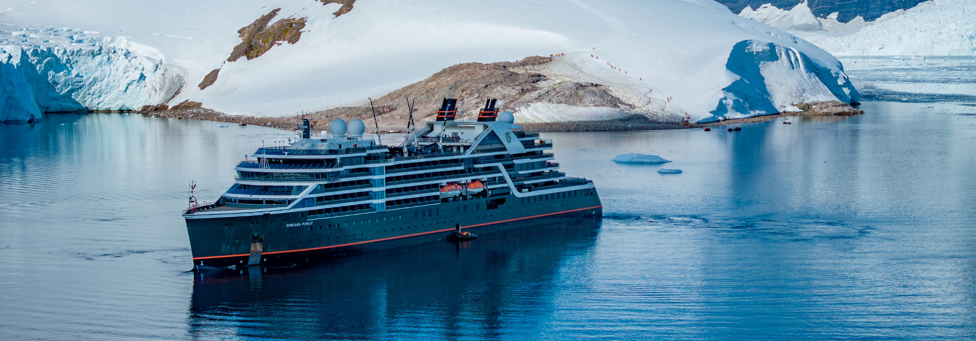 Bilden visar fartyget Seabourn Pursuit som kryssar i Antarktis