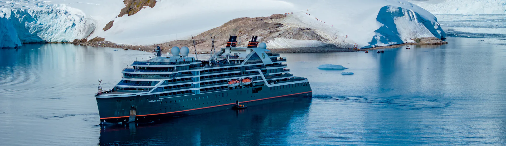 Bilden visar fartyget Seabourn Pursuit som kryssar i Antarktis