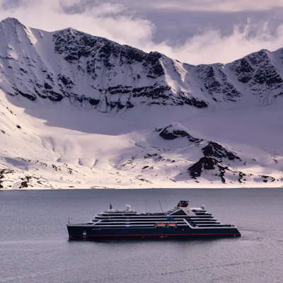 Bilden visar fartyget Seabourn Venture som kryssar i Arktis