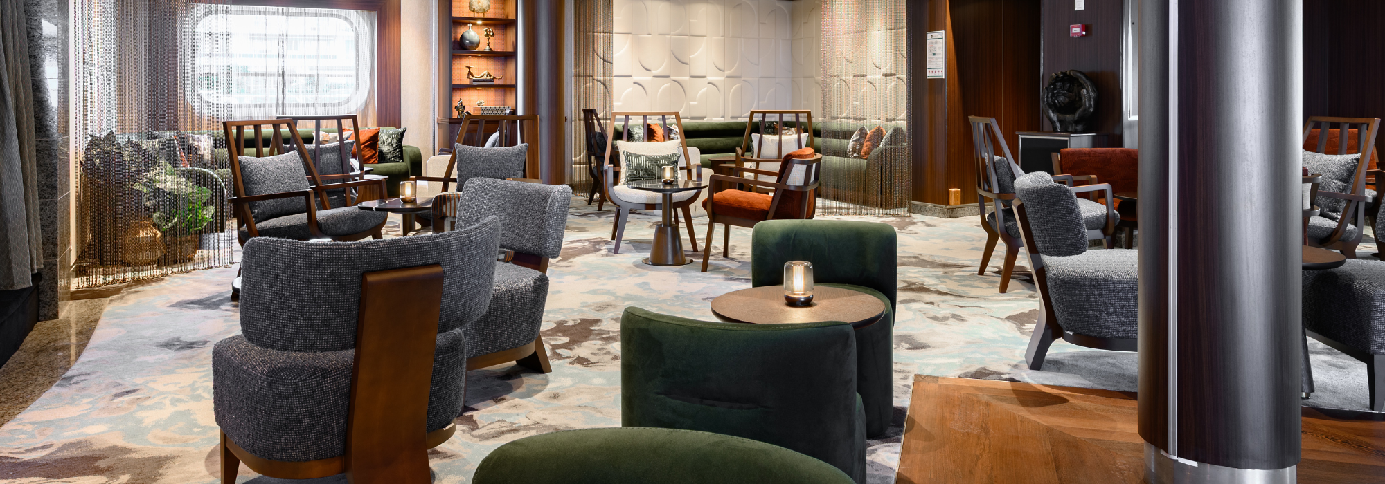 Bilden visar området The Club på Seabourn Quest