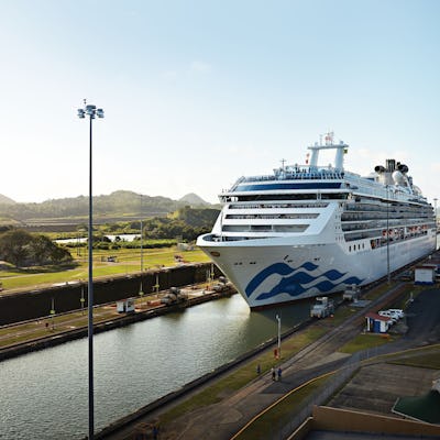 Kryssa genom Panamakanalen med Princess Cruises. Bilden visar ett av Princess Cruises fartyg som ligger till hamn i Panamakanalen.
