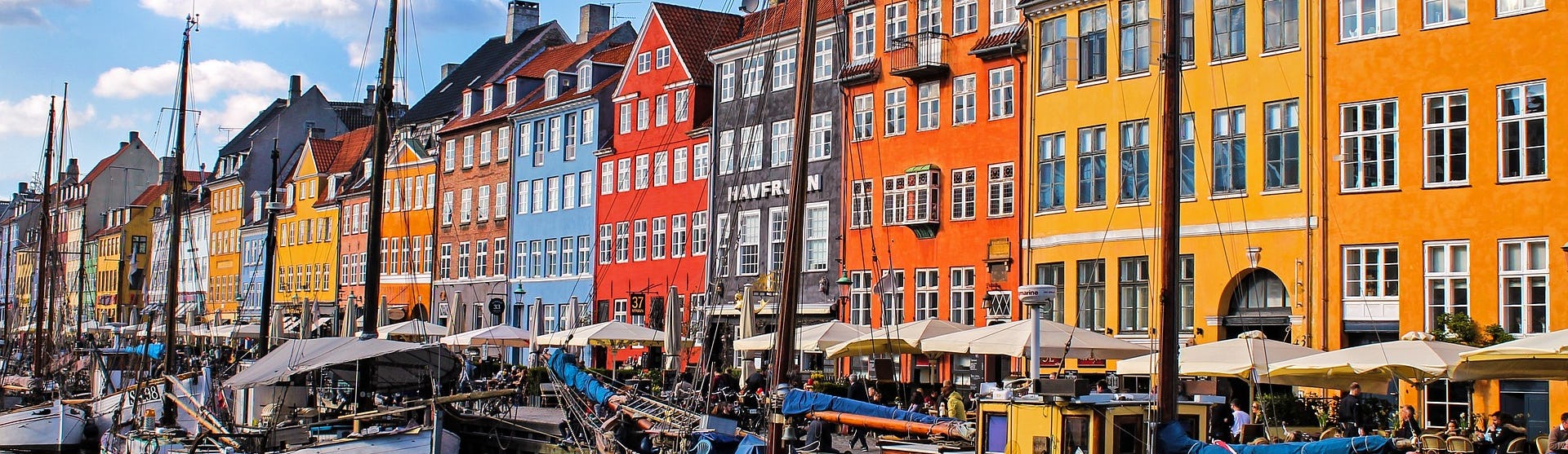 Kryssa i Östersjön. Bilden visar Köpenhamns Nyhavn i Danmark.