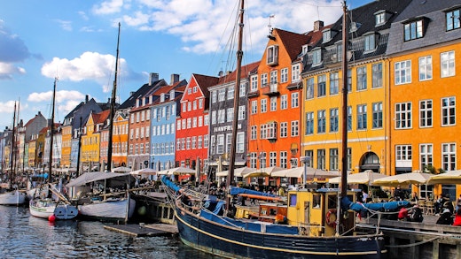 Kryssa i Östersjön. Bilden visar Köpenhamns Nyhavn i Danmark.