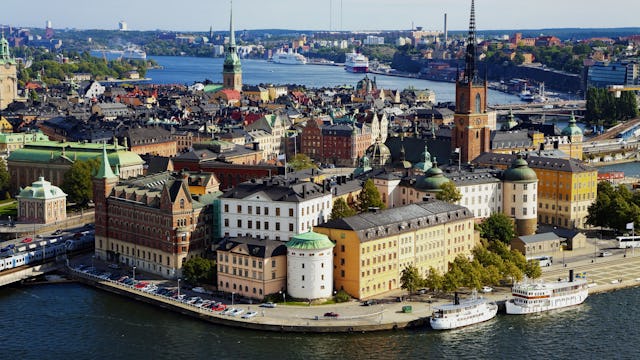 Bilden visar en överblick av Stockholms stad och hamn. Utgå din kryssning från Skandinavien och Stockholm.