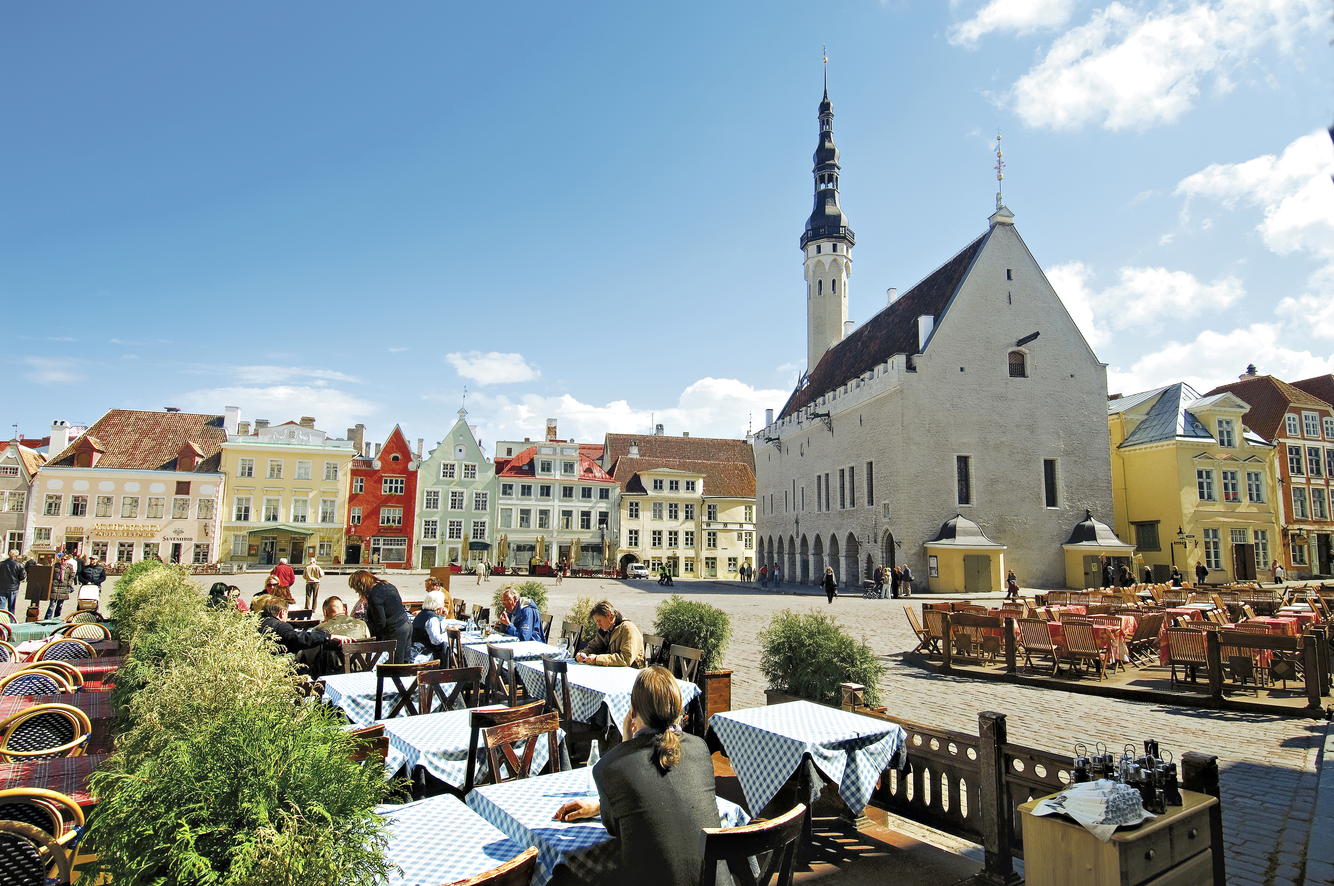 Upptäck historiska hamnar i Norra Europa. Bilden visar ett torg i Tallinn, Estland.