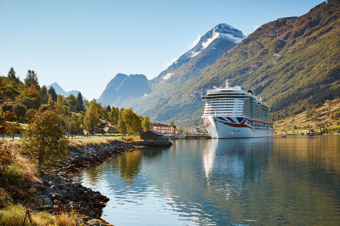 Bilden visar fartyget Iona från P&O Cruises som kryssar i de norska fjordarna