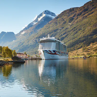 Bilden visar fartyget Iona från P&O Cruises som kryssar i de norska fjordarna