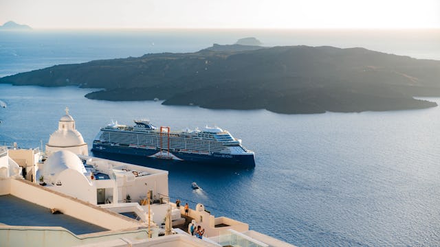 Bilden visar fartyget Celebrity Beyond i Grekland utanför Santorini.