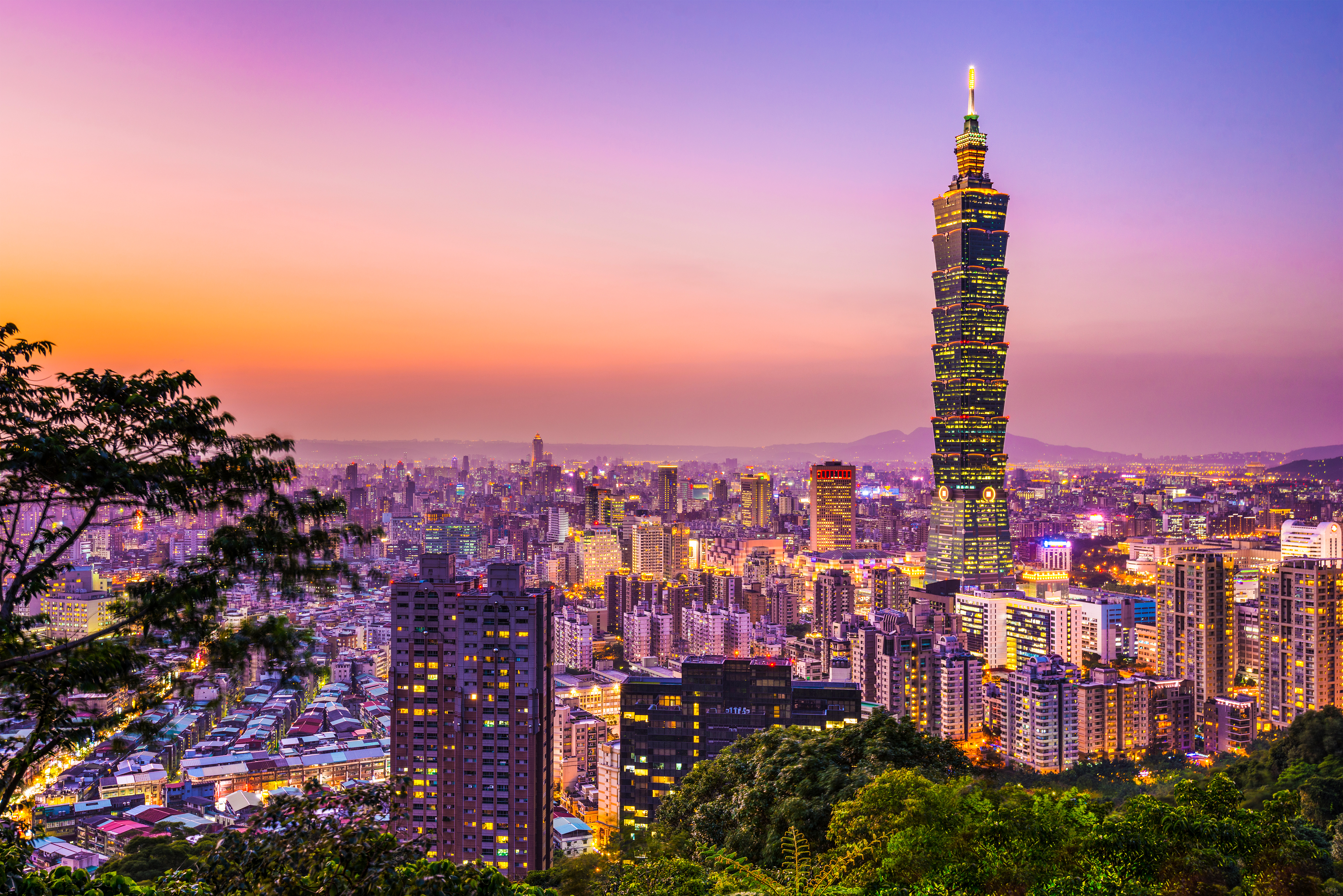 Bilden visar en överblicksvy över staden Taipei och dess skyline