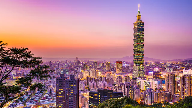 Bilden visar en överblicksvy över staden Taipei och dess skyline