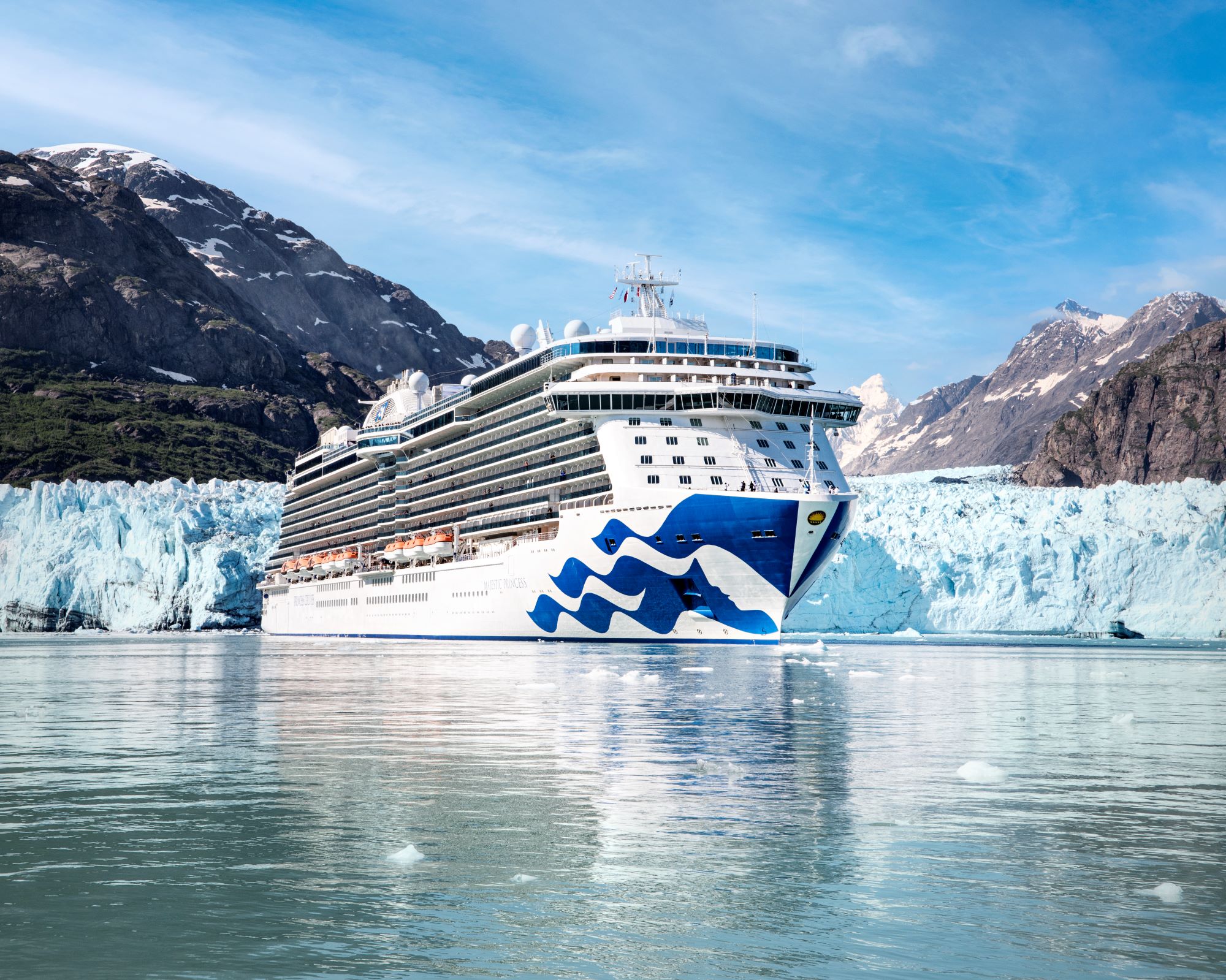 Kryssa i Alaska med Princess Cruises. Bilden visar ett av Princess Cruises fartyg i Alaskas vackra miljö.