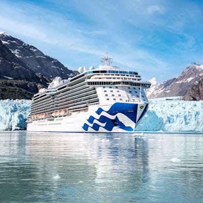 Kryssa i Alaska med Princess Cruises. Bilden visar ett av Princess Cruises fartyg i Alaskas vackra miljö.
