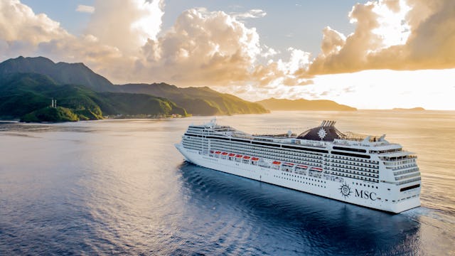 Bild på ett MSC Cruises fartyg i vattnet mot ett vackert berglandskap. VI hjälper dig välja rätt rederi och fartyg till din kryssning.