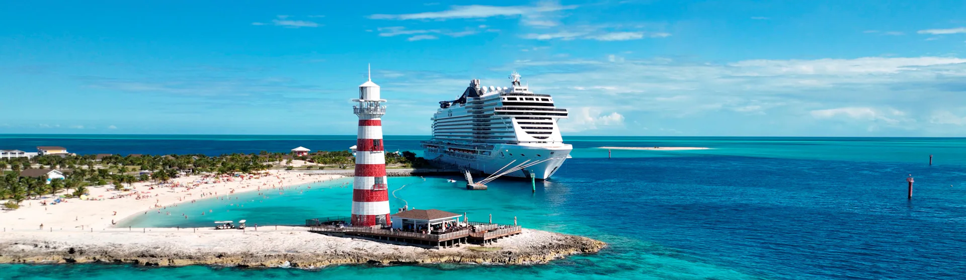 Bilden visar MSC Cruises fartyg MSC Seascape vid en karibisk strand.