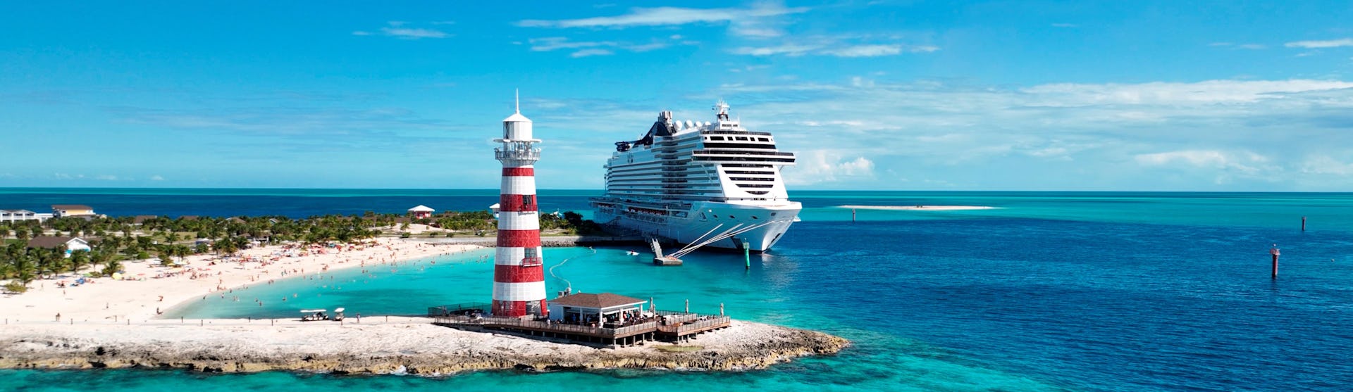 Bilden visar MSC Cruises fartyg MSC Seascape vid en karibisk strand.