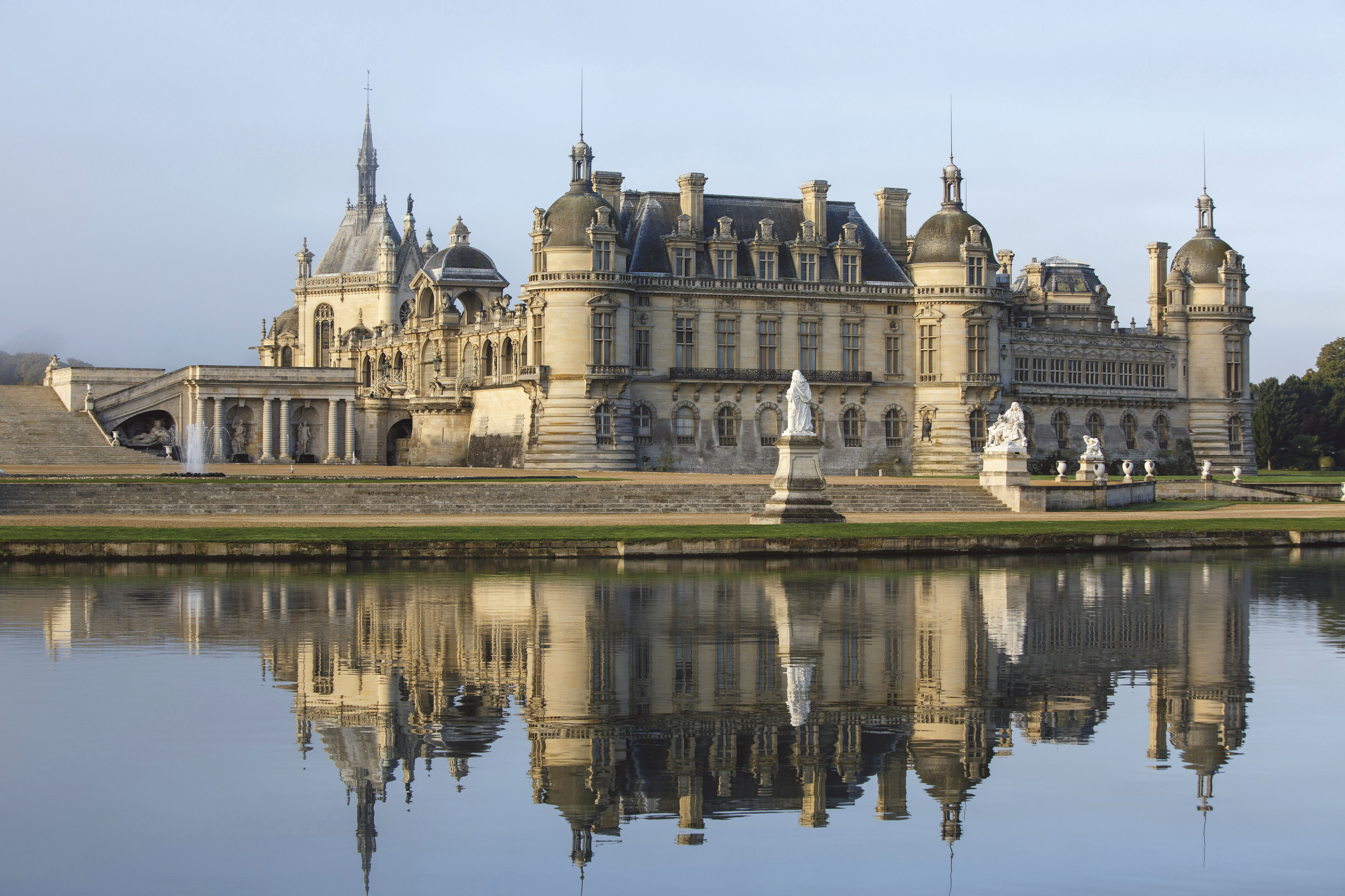 Bilden visar Chateau de Chantilly i Seine, Frankrike 