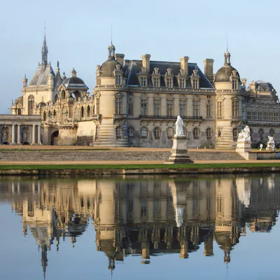 Bilden visar Chateau de Chantilly i Seine, Frankrike