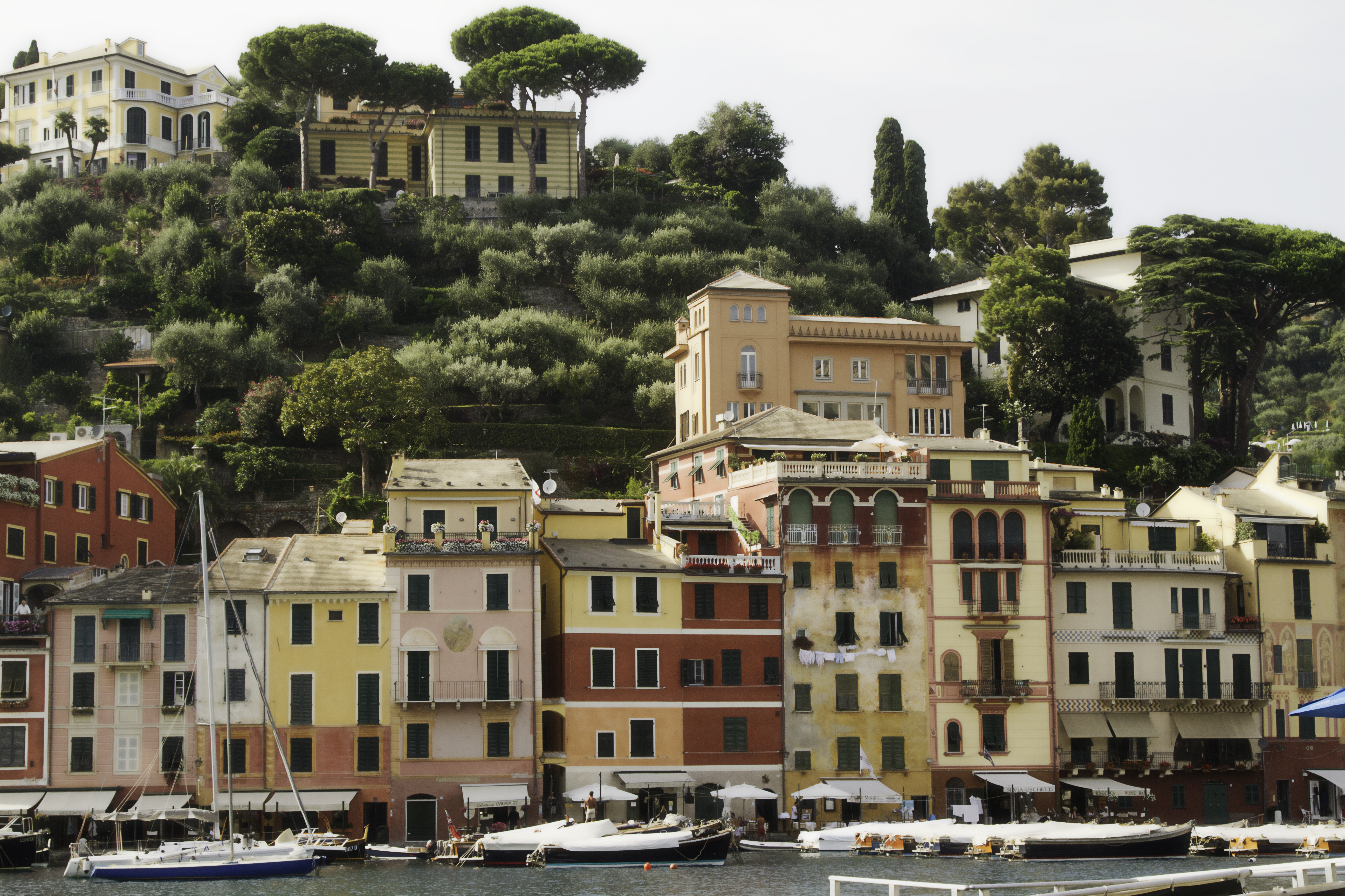 Bilden visar byggnader längs vattnet i Portofino