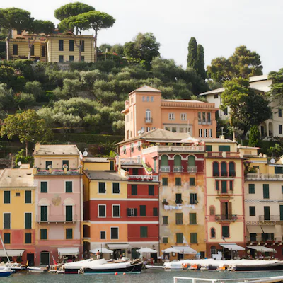 Bilden visar byggnader längs vattnet i Portofino