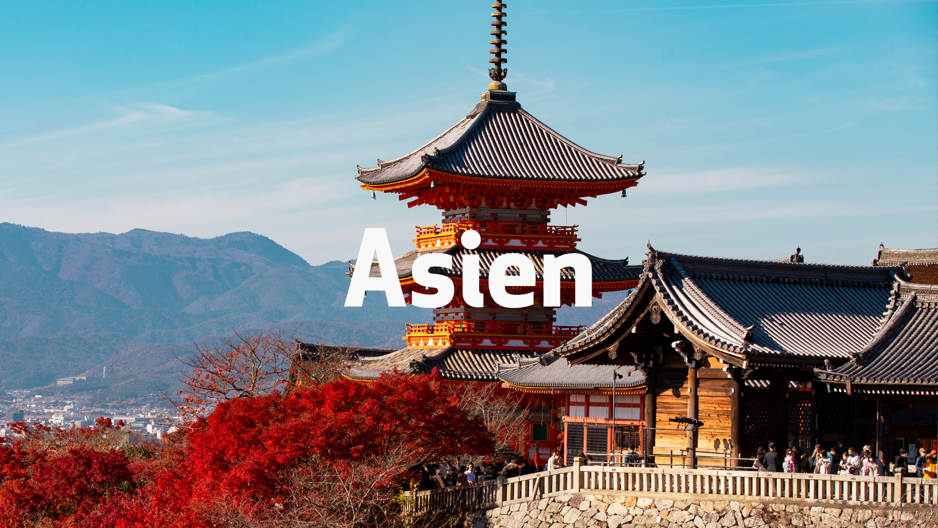 Bilden visar ett tempel i Asien med berg i bakgrunden