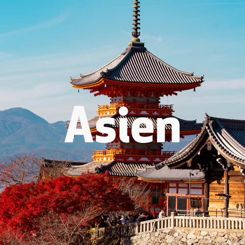 Bilden visar ett tempel i Asien med berg i bakgrunden