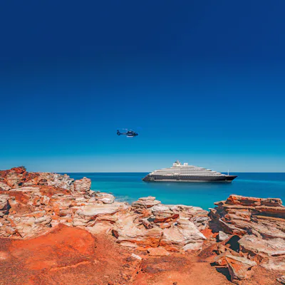 Bilden visar fartyget Scenic Eclipse som kryssar nära Broome, Australien