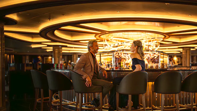 Bilden visar en upplyst bar på fartyget Silver Moon från Silversea