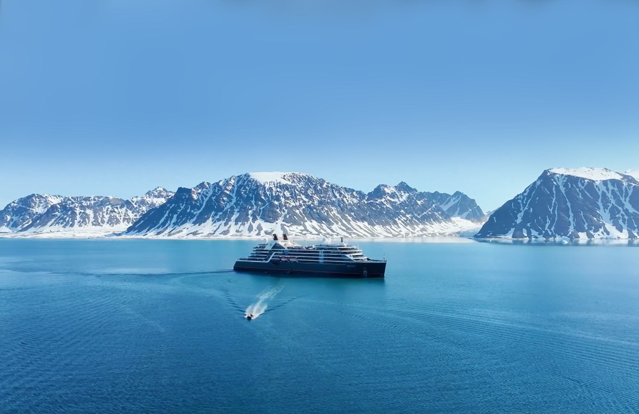 Bilden visar fartyget Seabourn Venture i Antarktis 