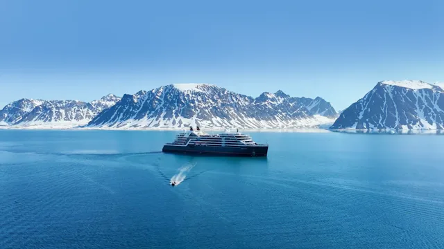 Bilden visar fartyget Seabourn Venture i Antarktis
