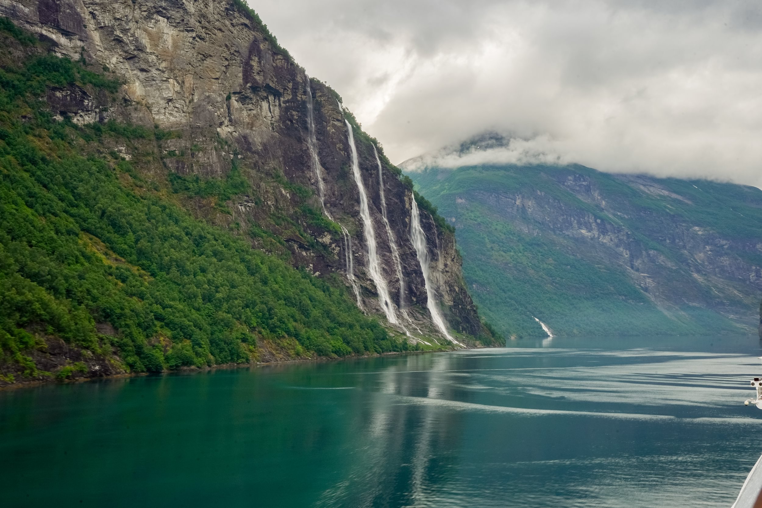 Bilden visar de sju systrarna i Geiranger