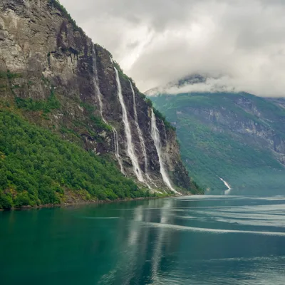 Bilden visar de sju systrarna i Geiranger