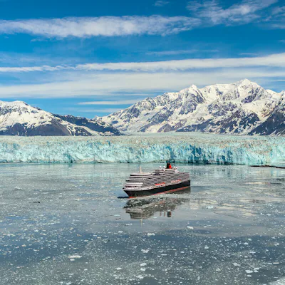 Bilden visar fartyget Queen Elisabeth i Alaska