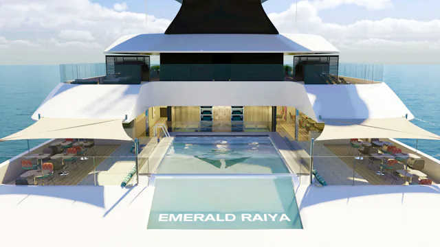Bilden visar ett poolområde på Emerald Raiya