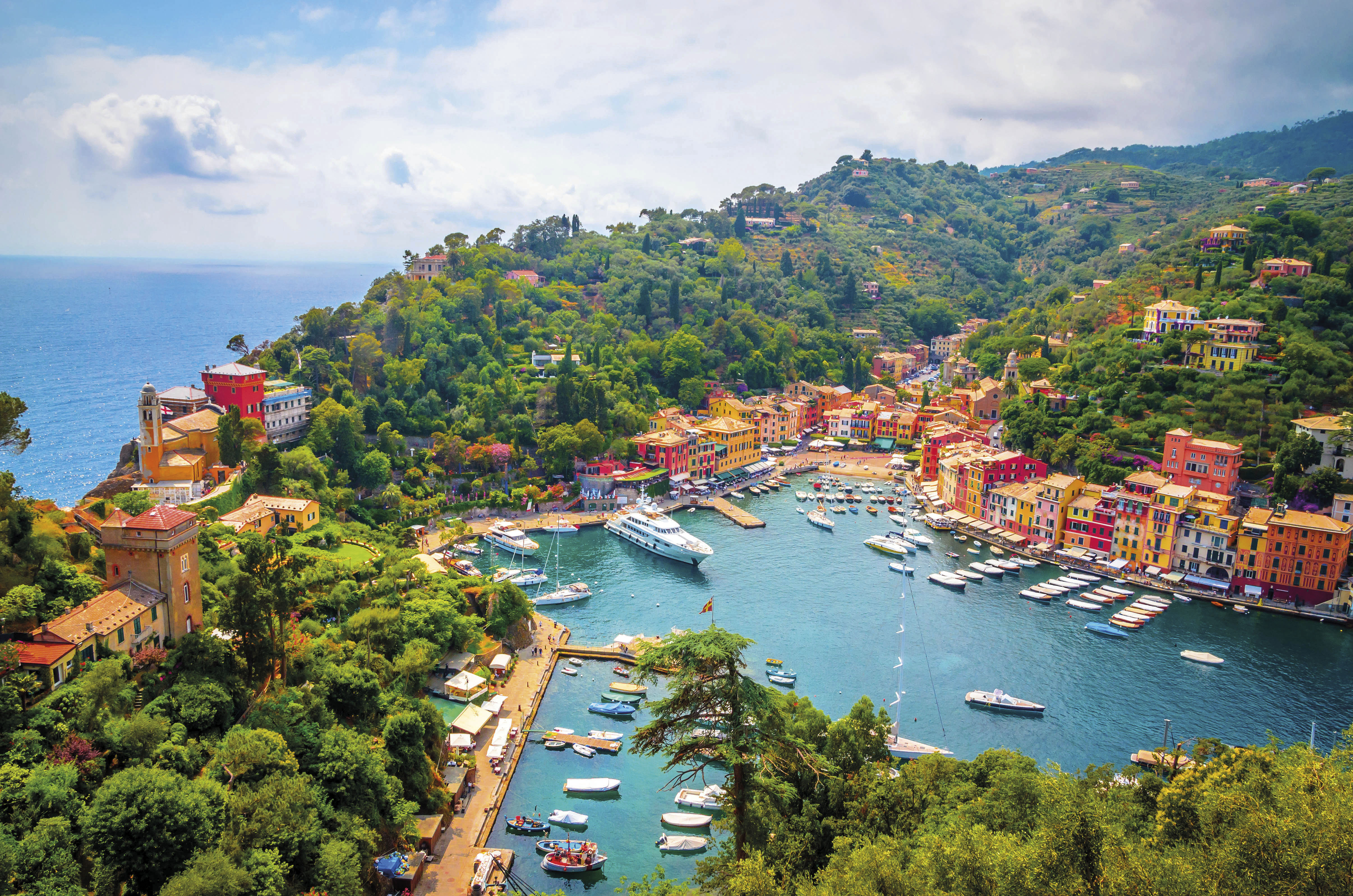 Bilden visar en översiktsvy över Portofino i Italien