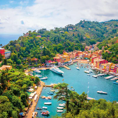 Bilden visar en översiktsvy över Portofino i Italien